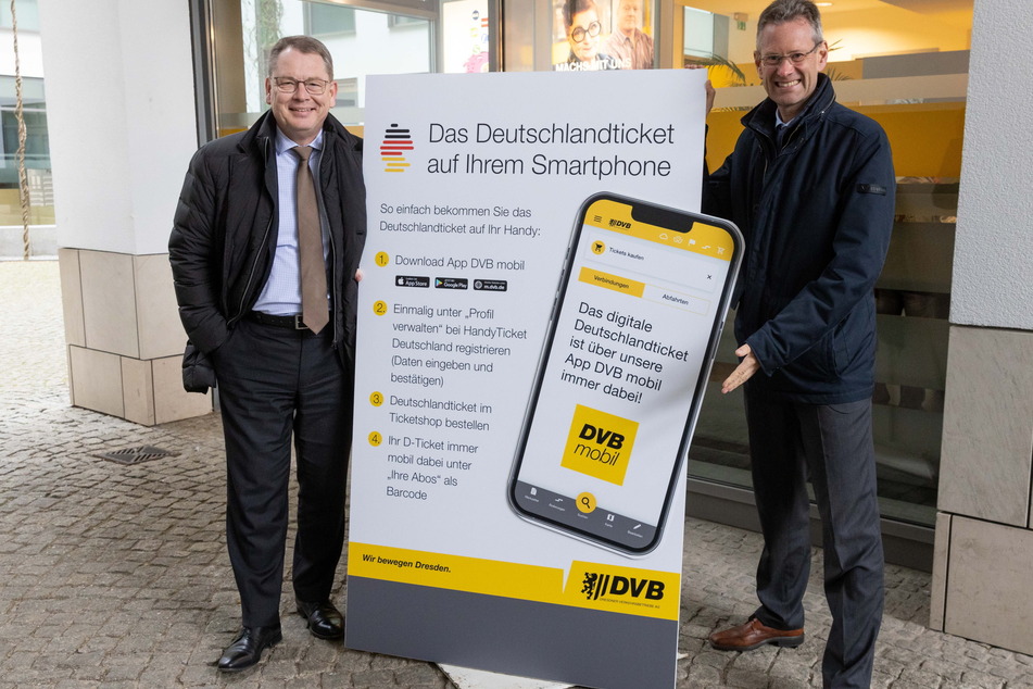 VVO-Geschäftsführer Burkhardt Ehlen (55, l.) und DVB-Vorstand Andreas Hemmersbach (54) werben für die App "DVBmobil", um schnell und unkompliziert an das Deutschlandticket zu kommen.