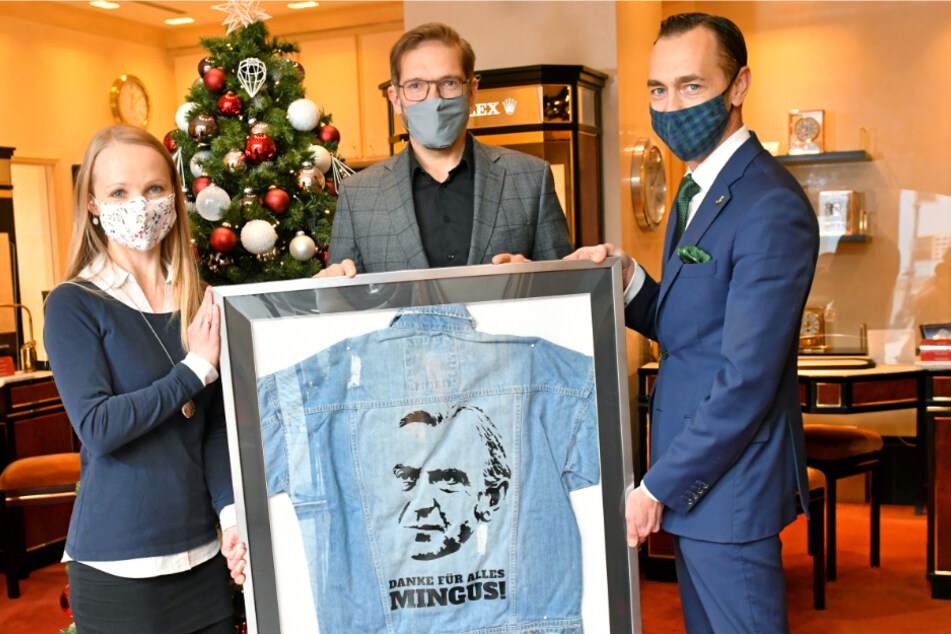 Gewandhaus-Hoteldirektor Florian Leisentritt (41, r.) organisierte für Wempe-Chef Ralf Pfeiffer (50) die Fanjacke, deren Erlös Maria Grahl (32) für das Albert-Schweitzer-Kinderdorf entgegennehmen wird.