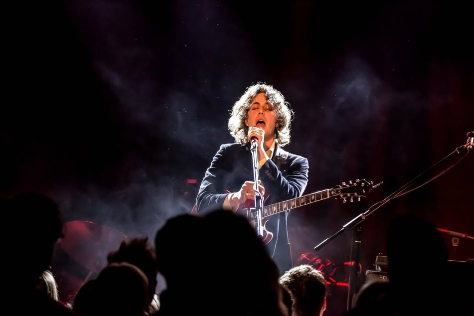 Der italienische Musiker Fil Bo Riva (28) darf am 28. Mai im Leipziger Felsenkeller als erster Musiker im Jahr 2021 in Deutschland ein Indoor-Konzert spielen.