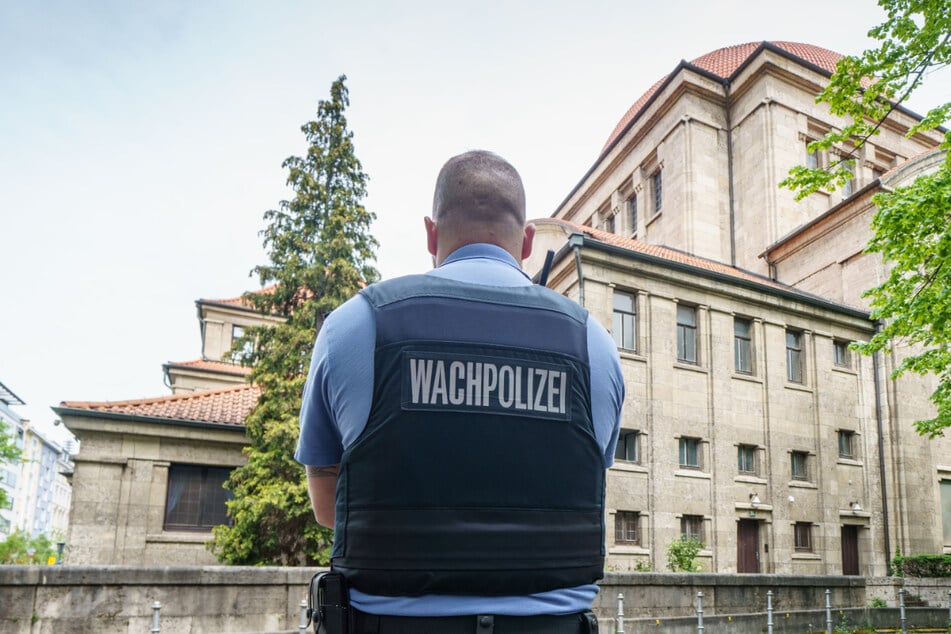 Ein Polizist steht vor einer Synagoge in Frankfurt am Main.