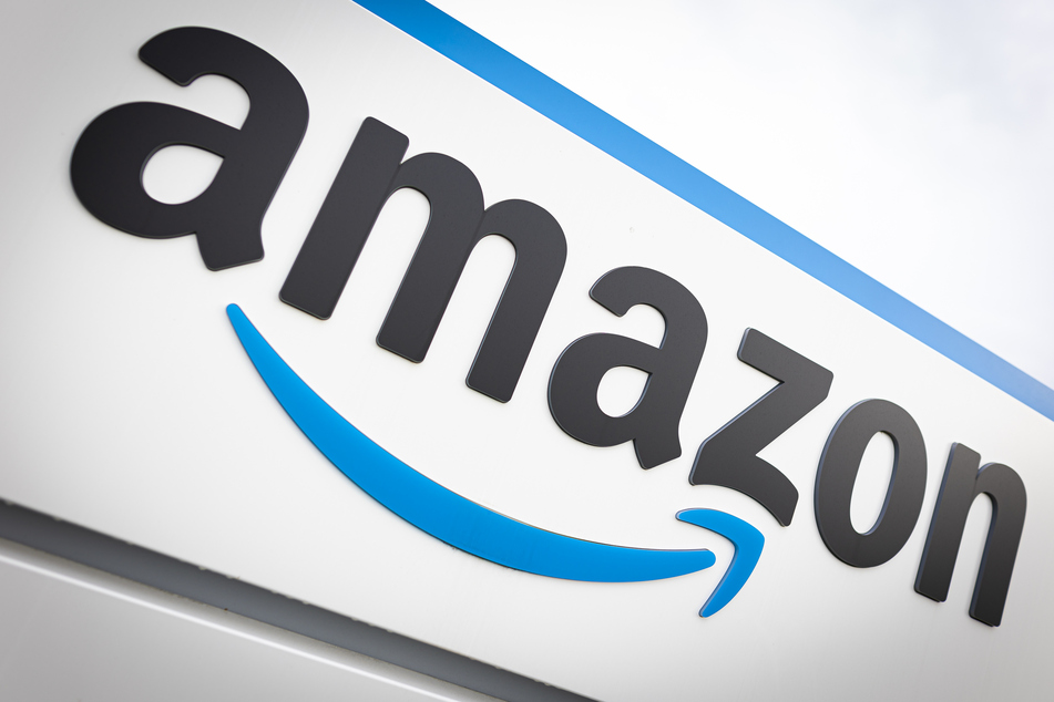 Die Männer ermittelten, welche Amazon-Pakete hochwertige Waren enthielten und öffneten die Pakete.