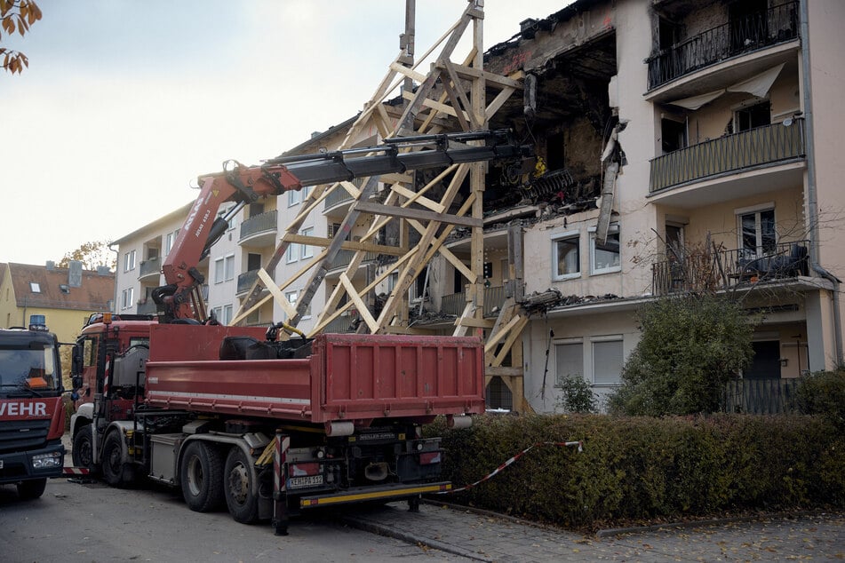 Ein Gerüst stürzt das Haus in Regensburg ab. Während die Aufräumarbeiten laufen, geht die Suche nach der Explosionsursache weiter.