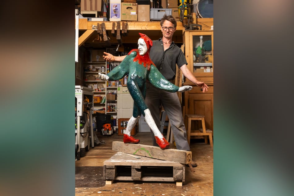 Carsten Bürger mit seinem Till Eulenspiegel in der Werkstatt.