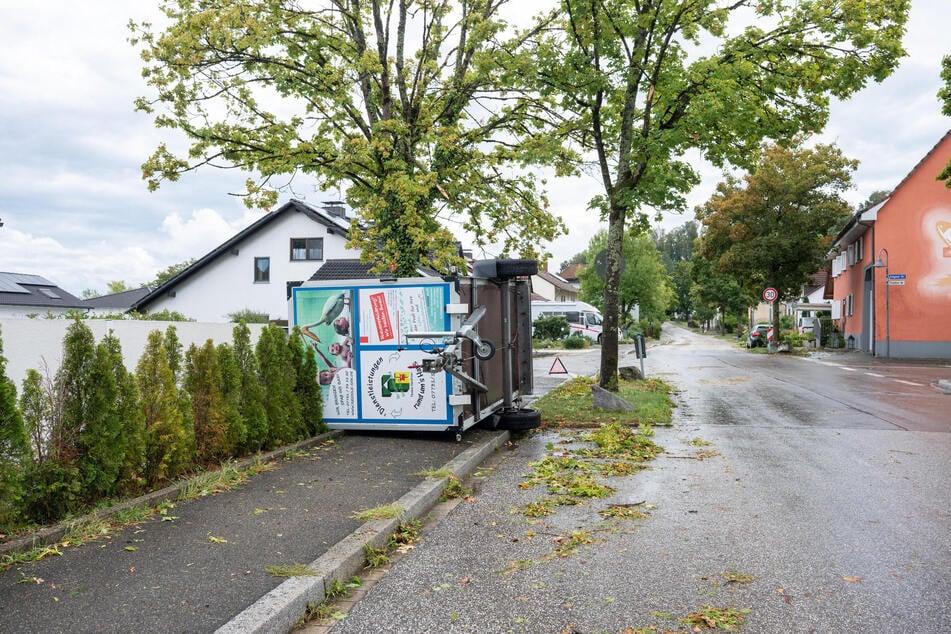 Heftige Sturmböen hatten einen Anhänger umgerissen.