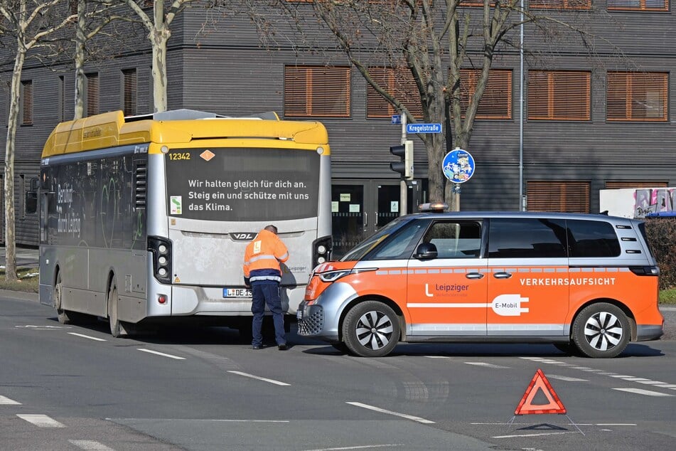 Auf der Prager Straße gaben am Sonntag fast zeitgleich dieser Bus an der Kregelstraße ...