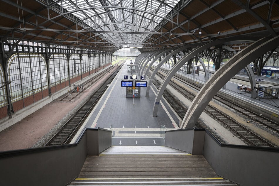 Frust, Schweiß, Menschenmengen: Lübecker Hauptbahnhof am Wochenende gesperrt