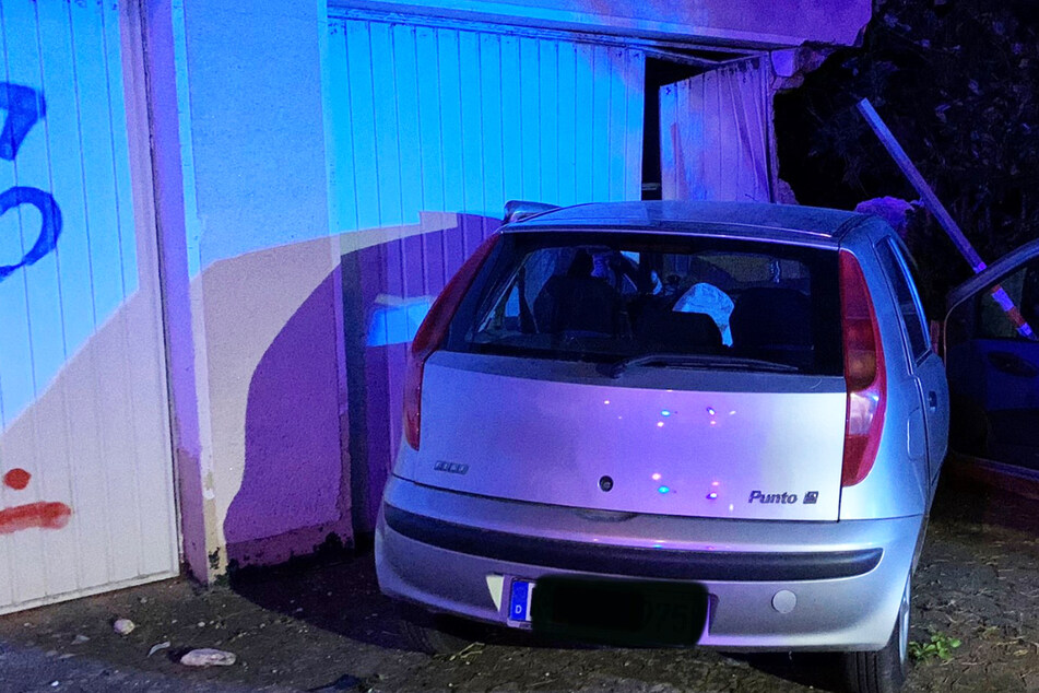 Die Garage ist infolge des Crashs einsturzgefährdet, der Autofahrer wurde in ein Krankenhaus gebracht.