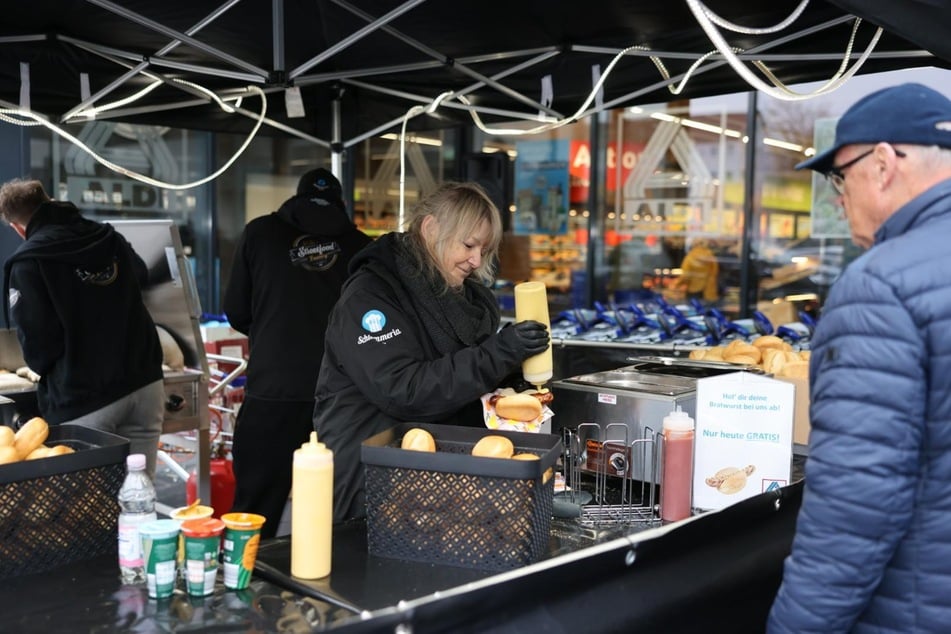 Die Eröffnung wurde auch mit kostenloser Bratwurst gefeiert.