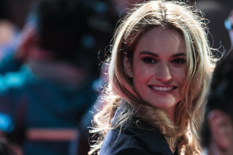 Spielt eigentlich eher in romantischen Filmen mit: Die britische Schauspielerin Lily James (32) zeigt, dass sie auch anders kann.