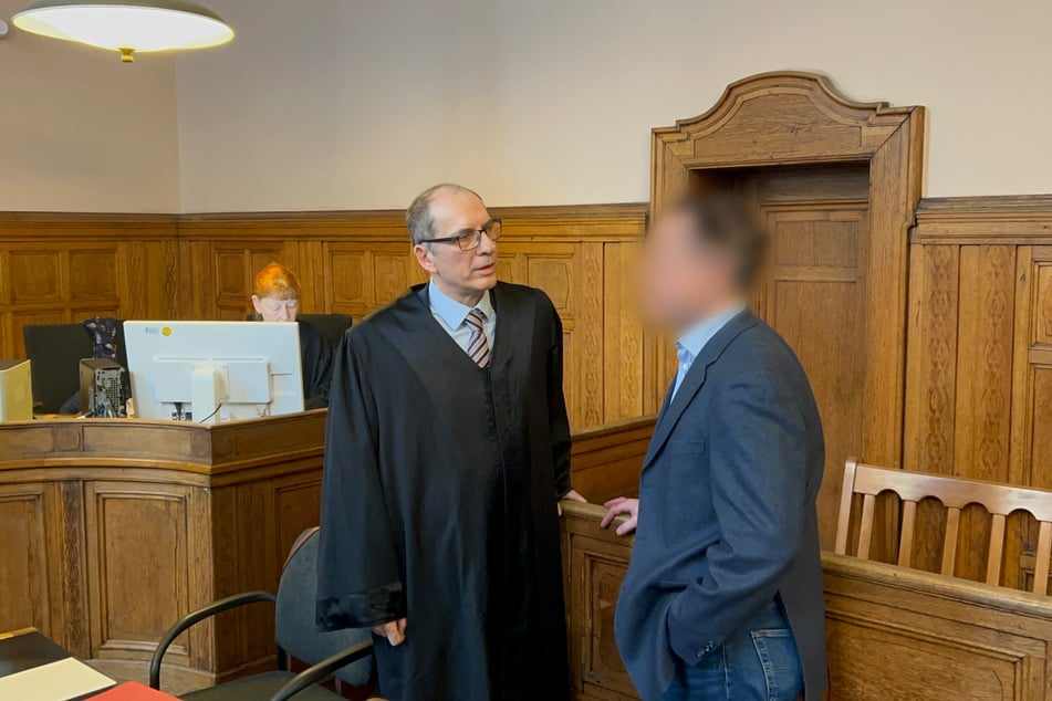 Die Anklage warf dem Lehrer (r.) vor, dem inzwischen 16-Jährigen mit der flachen Hand ins Gesicht geschlagen zu haben.