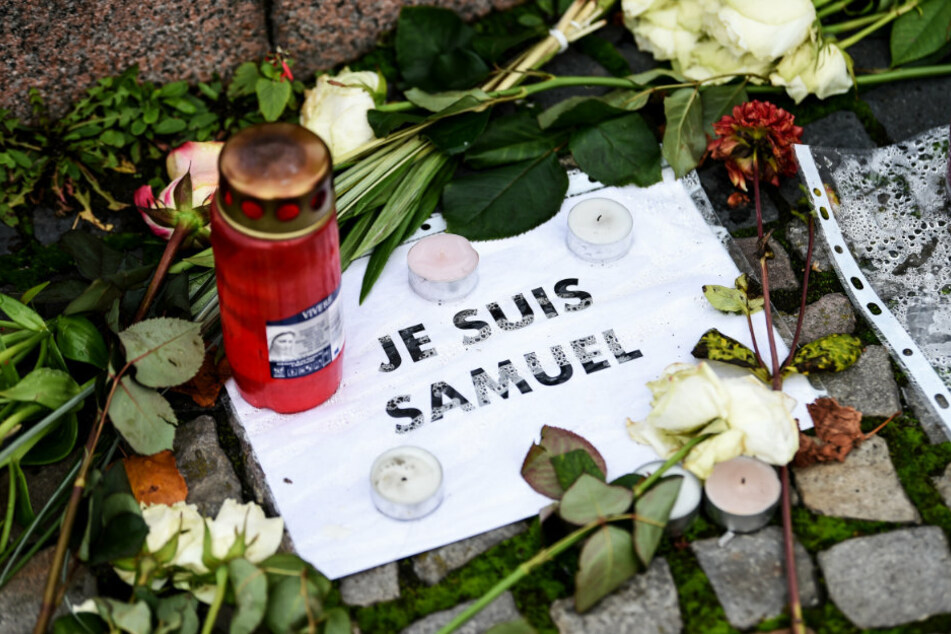 Vor der französischen Botschaft liegen Blumen, Kerzen und ein Blatt mit der Aufschrift "Je suis Samuel".