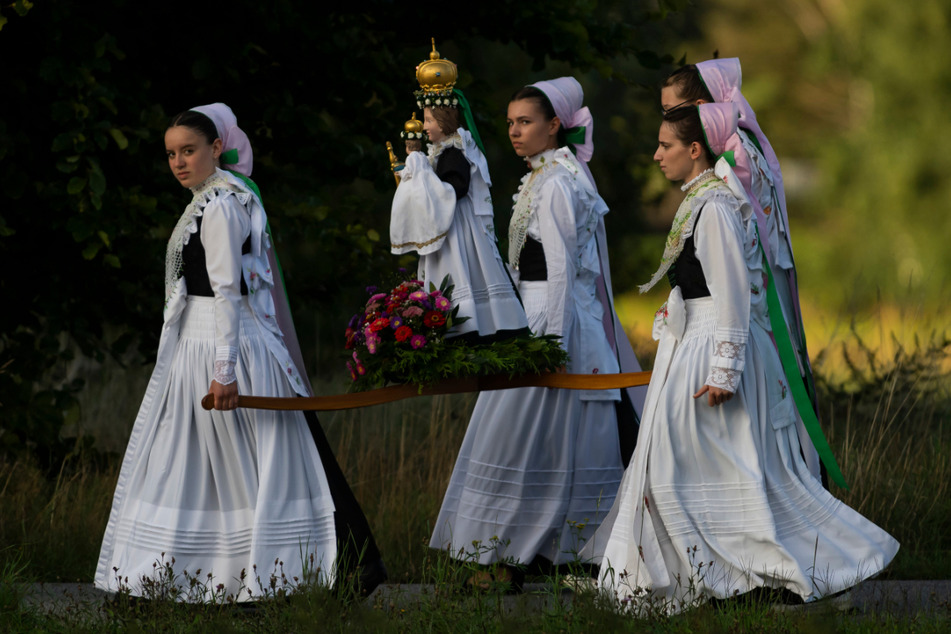 Die Festtagstrachten der Sorben und viele weitere Traditionen spielen beim Folklorefestival eine große Rolle.