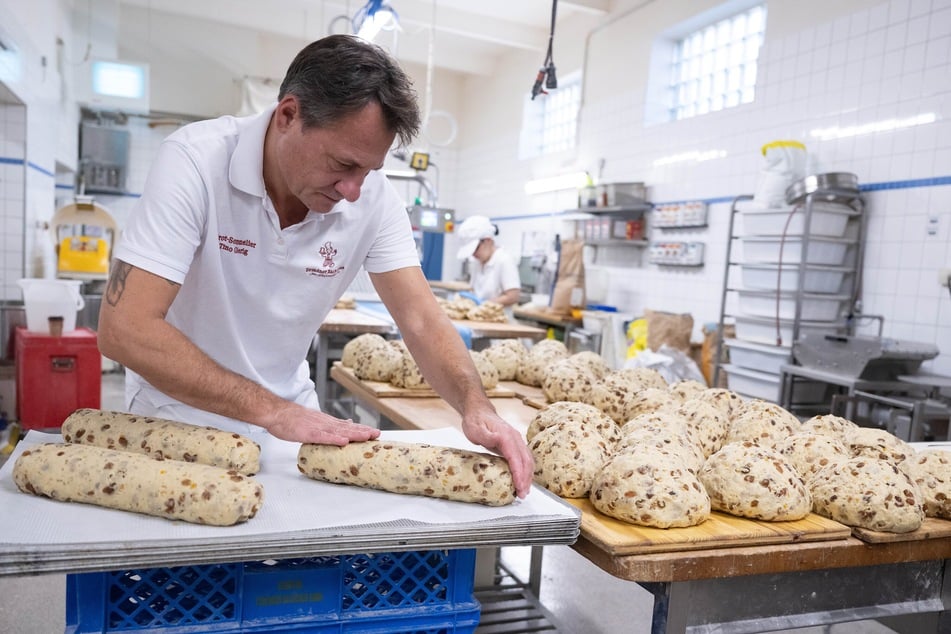 In seiner Backstube bietet der Dresdner Bäckereimeister auch immer wieder Stollen-Backkurse an.