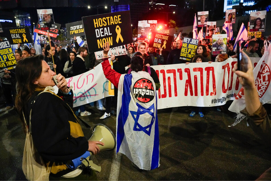 Freunde und Verwandte der israelischen Geiseln, die im Gazastreifen von der militanten Hamas-Gruppe festgehalten werden, nehmen an einer Kundgebung für ihre Freilassung in Tel Aviv, Israel, teil.