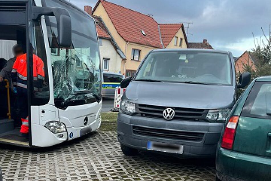 Die Frontscheibe des Busses ist bei dem Unfall am Samstag gesplittert – der Busfahrer (61) wurde schwer verletzt.