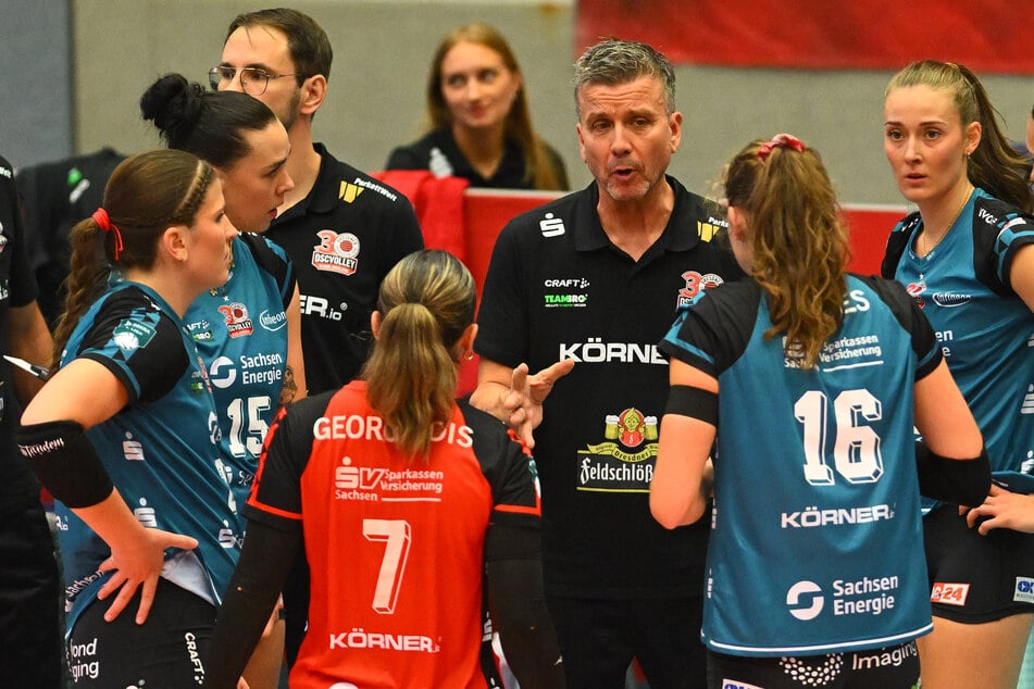 Sarah Straube (24, r.) und Alexander Waibl (58, 3.v.r.) kennen Erfurts Spielstil.