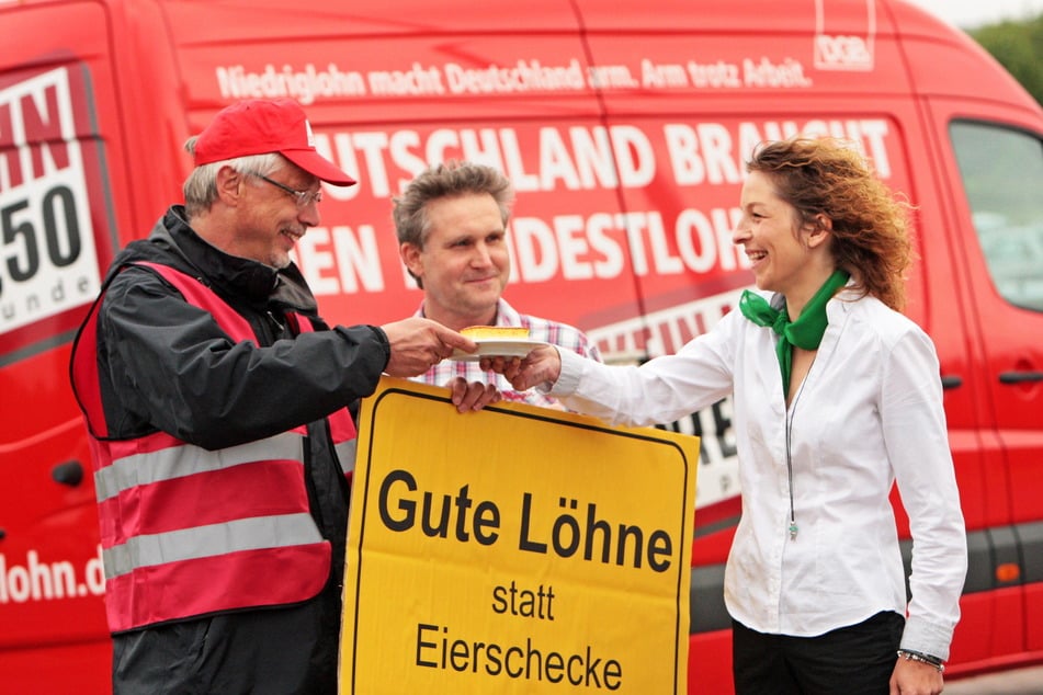Fairer Schlagabtausch: 2011 bekamen Markus Schlimbach (l.) und der Pendler Detlev Dubiel (M.) Eierschecke vom Wirtschaftsminister.