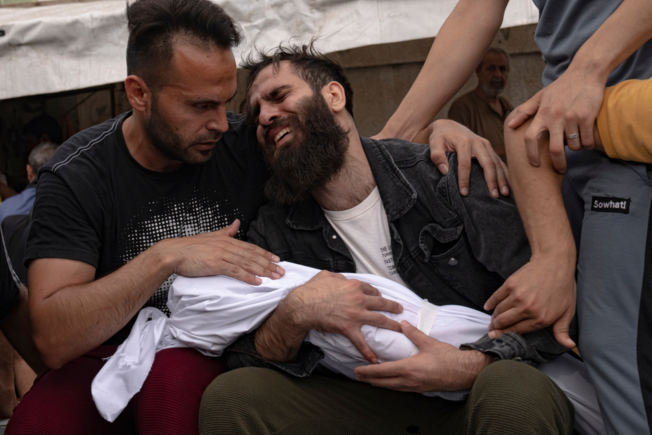 Palästinenser trauern in einer Leichenhalle in Chan Junis um ihre Angehörigen.