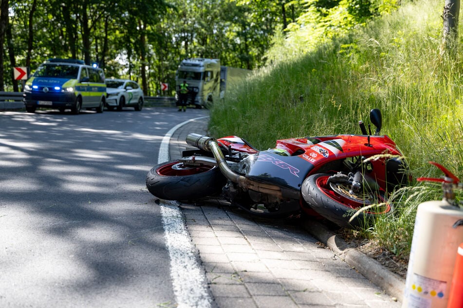 Die L1140 bei Suhl musste am Freitag nach dem tödlichen Unfall für mehrere Stunden gesperrt werden.