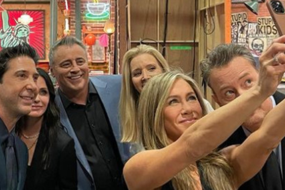 The cast of Friends (from l. to r.): David Schwimmer, Courteney Cox, Matt LeBlanc, Lisa Kudrow, Jennifer Aniston, and Matthew Perry, take a selfie together