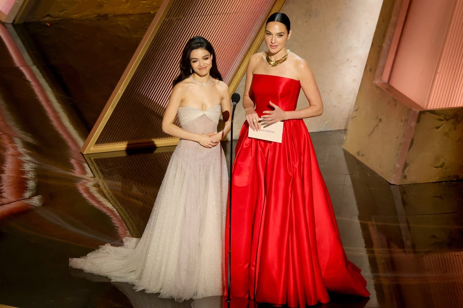 Rachel Zegler und Gal Gadot (40, r.) sind nicht nur im Film Gegnerinnen - auch im echten Leben sollen die beiden kein gutes Verhältnis zueinander haben.