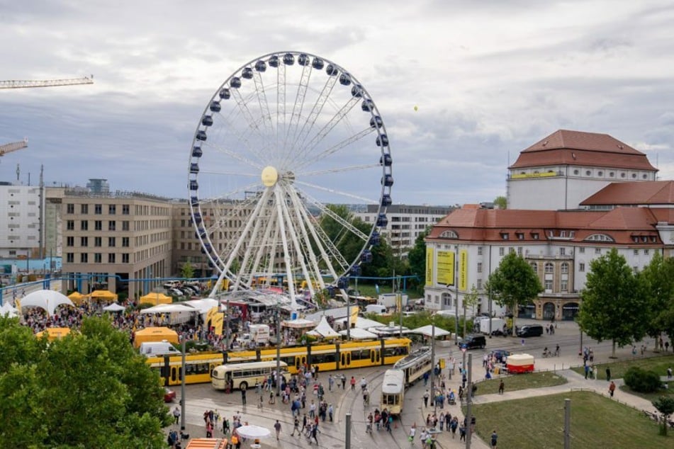 Das 55 Meter große "Wheel of Vision" dreht sich bis 3. Oktober am Postplatz