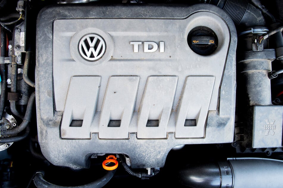 Ein Volkswagen Touran mit einem vom Abgas-Skandal betroffenen 2.0l TDI Dieselmotor vom Typ EA189.
