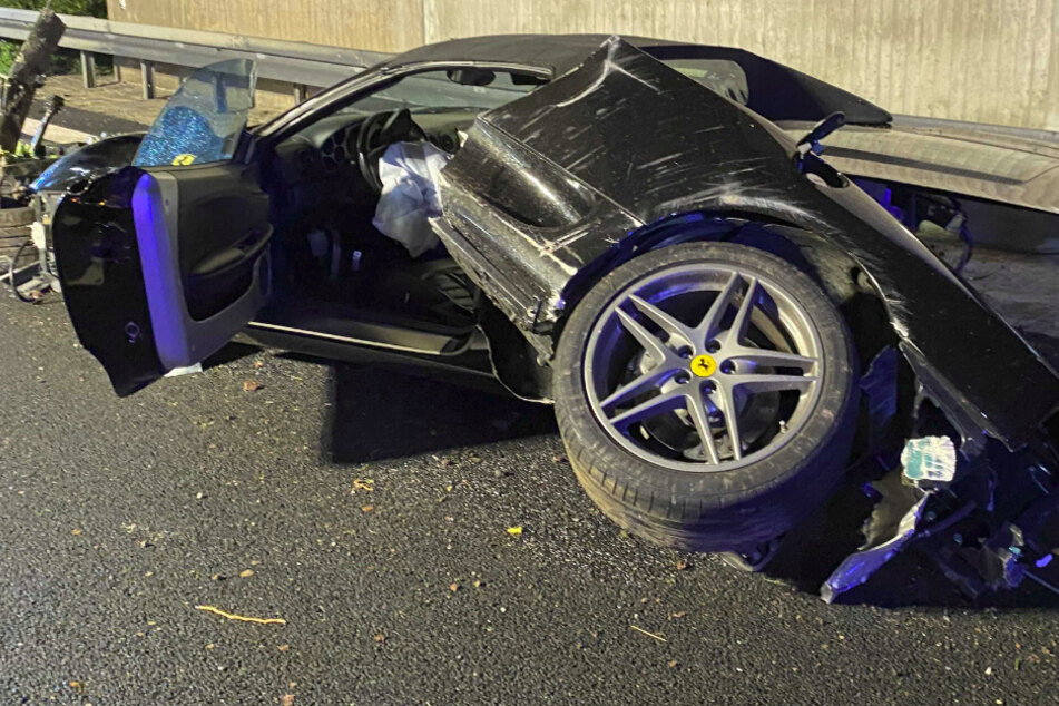 Der Ferrari wurde bei dem Unfall schwer beschädigt.