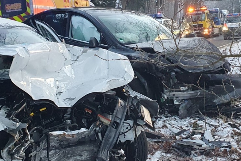 Unfall auf der Bundesstraße: Tesla gerät in Gegenverkehr, drei Menschen schwer verletzt