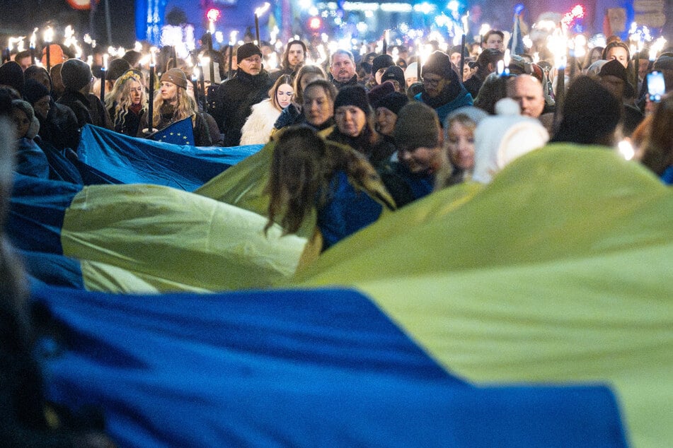 Unter anderem in München zeigen die Bürger in Bayern zum Jahrestag ihre Solidarität mit der Ukraine.