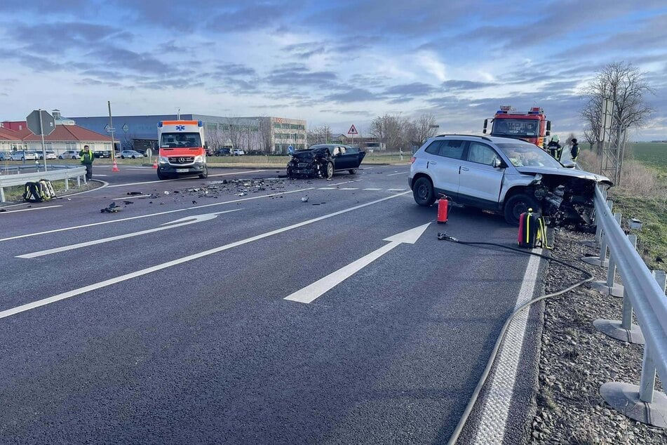 Der graue Seat (r.) war mit einem entgegenkommenden VW zusammengestoßen.