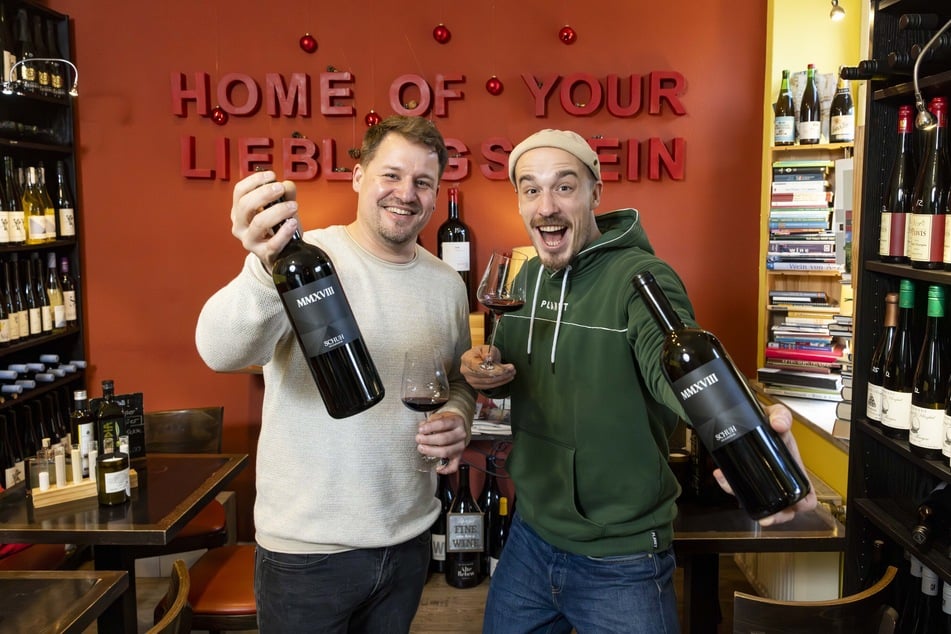Winzer Matthias Schuh (38, l.) und Patrick Nitsche (30) freuen sich über ihren Rotwein.
