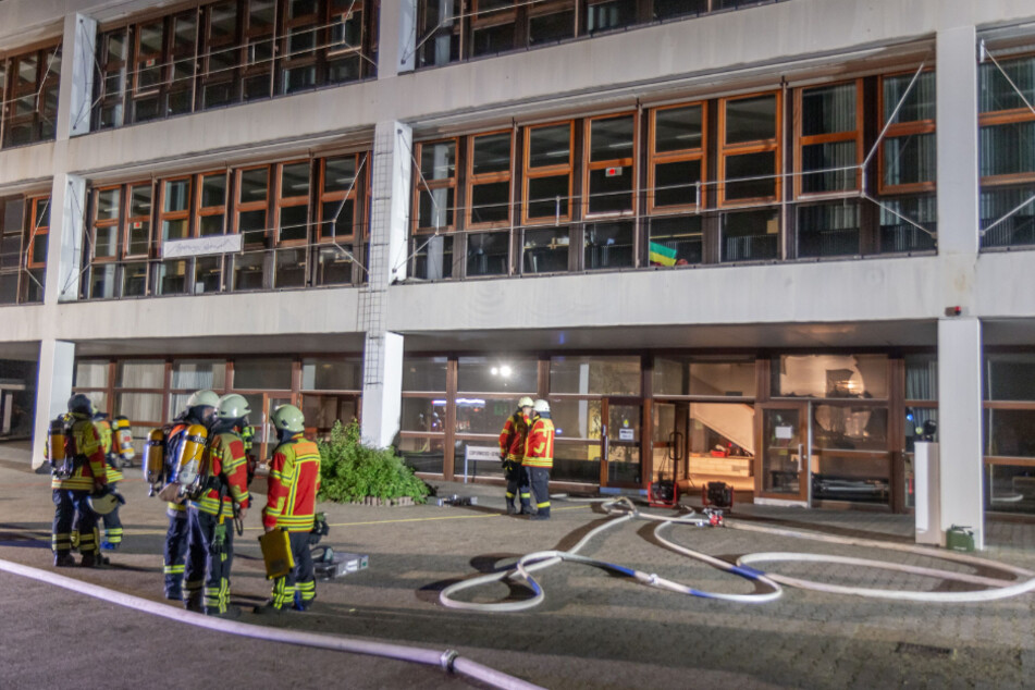 Feuerwehrleute bei den Löscharbeiten.