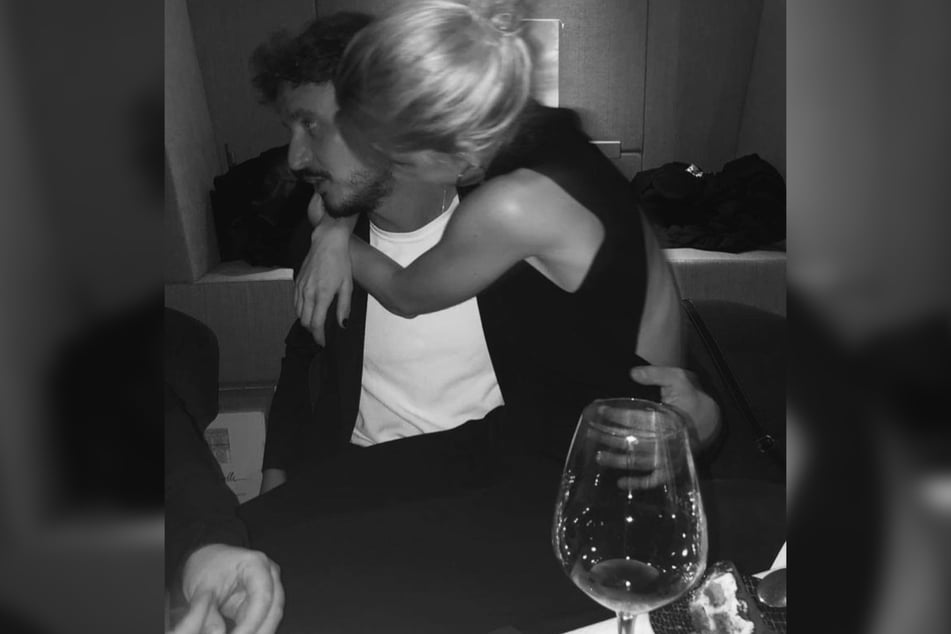 Am 6. Dezember 2021 postete Caro dieses Bild zum Jahrestag des Paares auf Instagram.