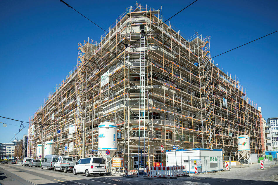 Die „Konstantinum“-Baustelle in Leipzig – hier entstehen 123 neue Wohnungen. Die Handwerker sind weiterhin am Arbeiten, bei den Fassadenteilen gibt es die ersten Engpässe.