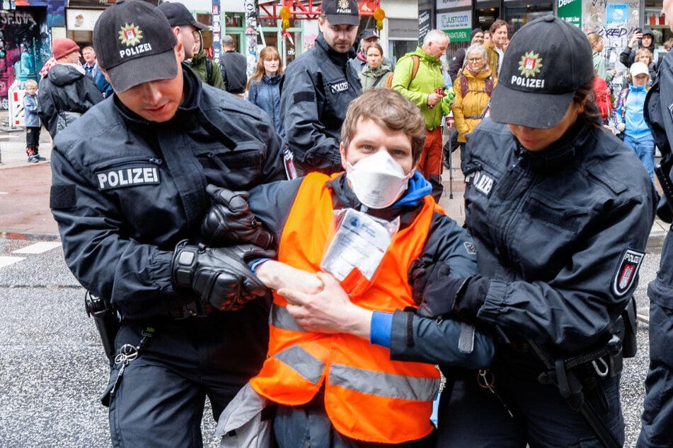 Letzte Generation blockiert Straße und wird in Windeseile weggetragen