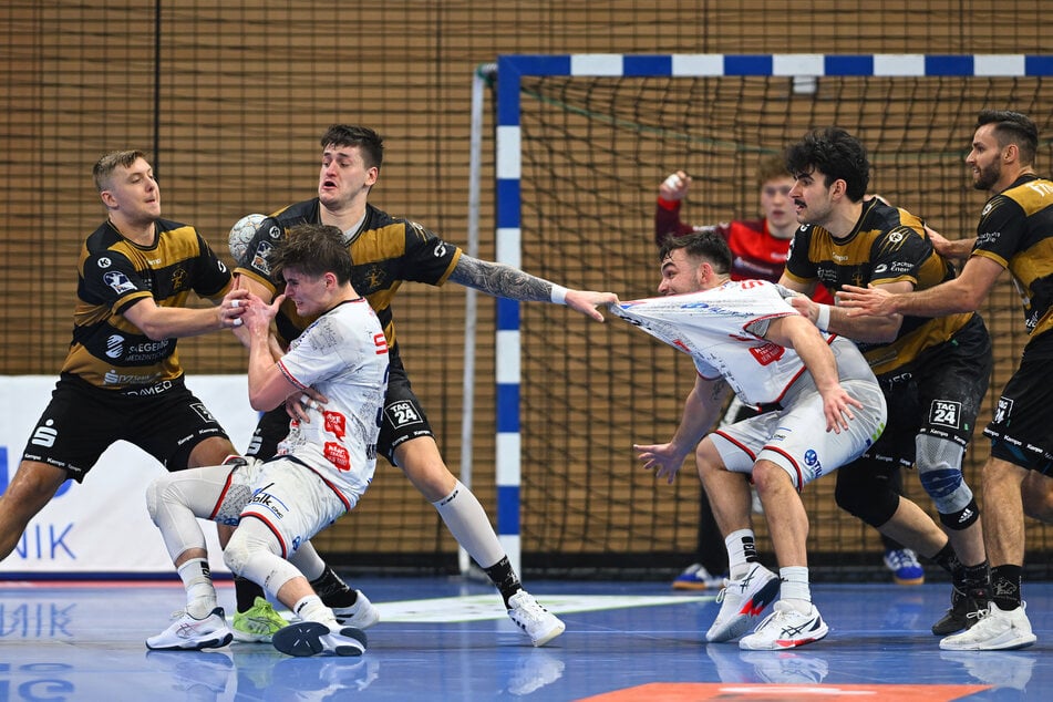 Noch dreimal hart arbeiten auf dem Feld, dann ist Pause: Oliver Seidler (27, M.) hat seine Gegenspieler fest im Griff.