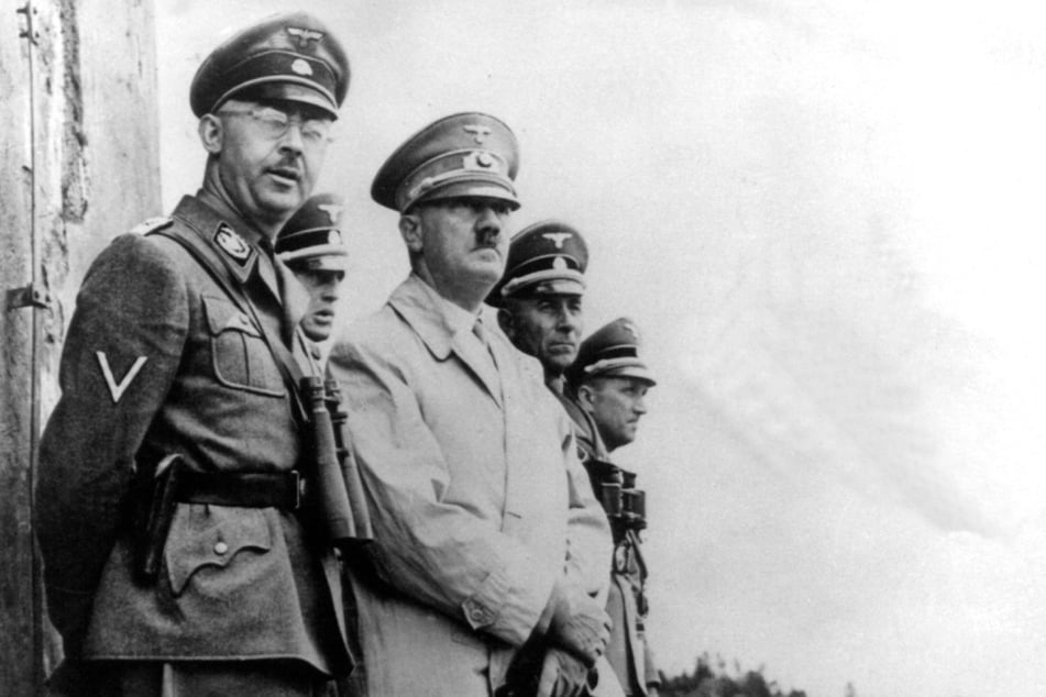 Adolf Hitler (†56, Mitte) und SS-Chef Heinrich Himmler (†44, links) während eines Manövers.
