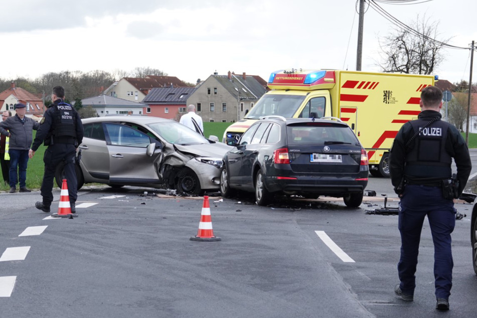 Ein Skoda Octavia und ein Renault Megane fuhren an der Kreuzung Lößnitzweg/Mühlweg bei Boxdorf ineinander. Eine Person wurde verletzt.