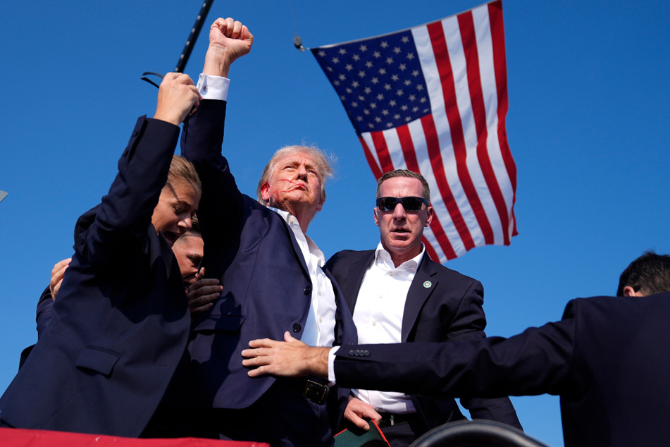 Ein Schuss traf Donald Trump (78) am Ohr. Nur kurz danach reckte er kampfbereit die Faust zum Publikum.