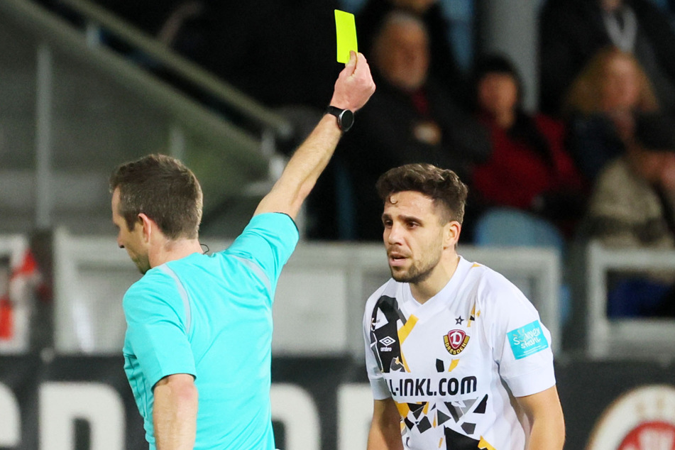 Ahmet Arslan fleht den Schiedsrichter quasi an, nicht die Gelbe Karte zu zeigen, doch der Unparteiische kennt kein Pardon. Es ist die fünfte für Dynamos besten Torschützen, der damit gegen Zwickau fehlt.