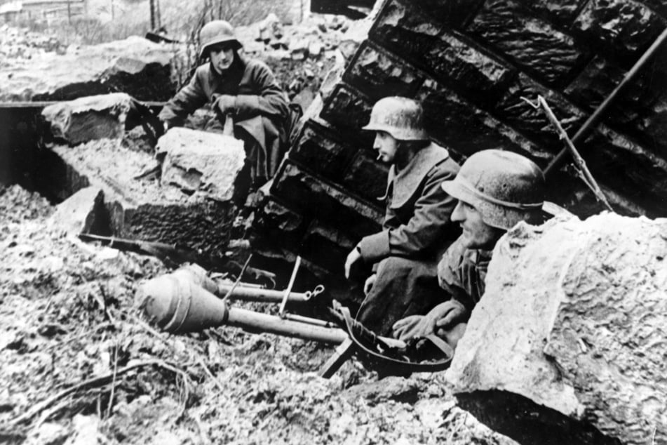 Drei junge Volksgrenadiere im Dezember '44. Teilten sie sich ein Schicksal mit der Leiche? (Archivfoto)