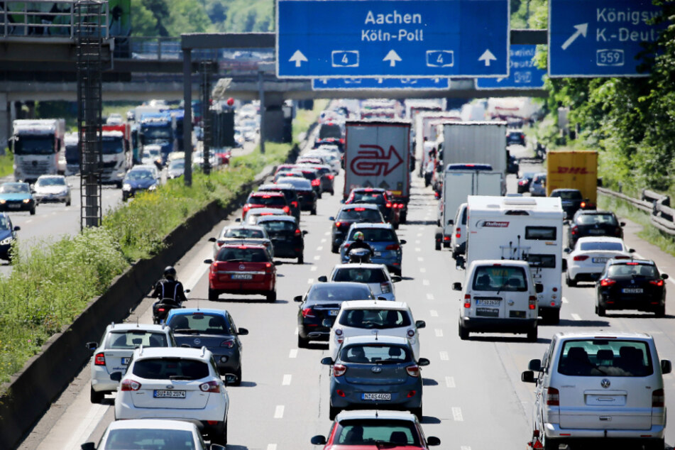 Der 56-Jährige stellte die Zivilbeamten auf der A4 bei Köln auf die Probe. (Symbolbild)