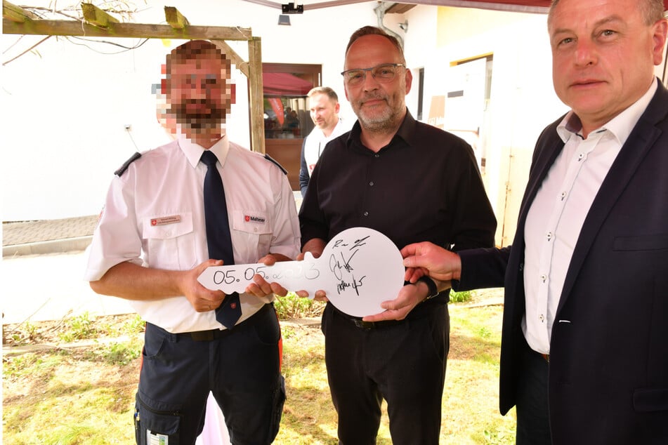 Zur Eröffnung der Rettungswache in Dittmannsdorf nahm Samuel M. den symbolischen Schlüssel von Landrat Dirk Neubauer (52) in Empfang.