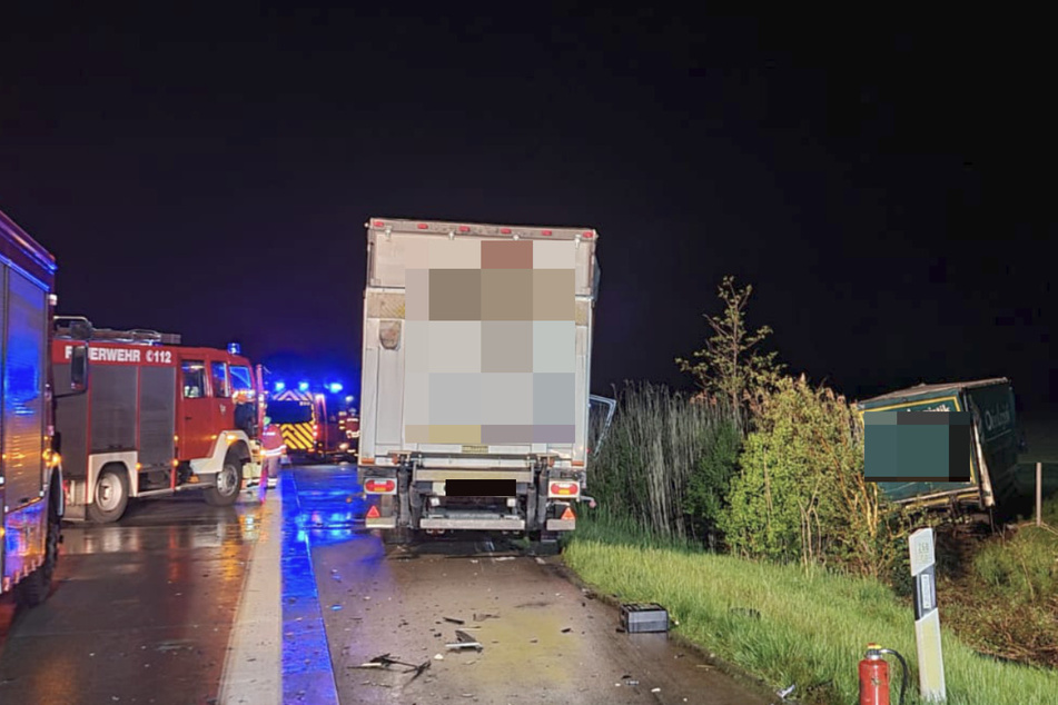Ein Lkw kam zum Teil ein weiterer komplett von der Straße ab.