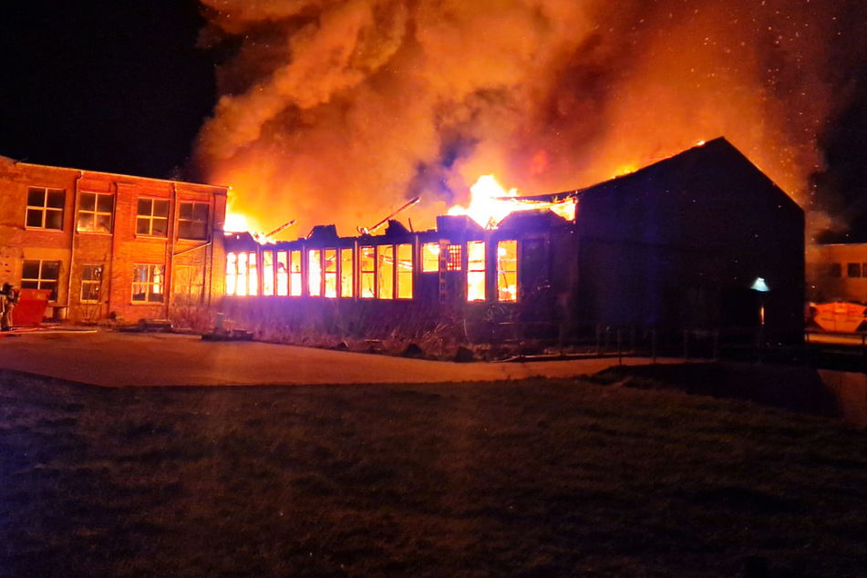 In Limbach-Oberfrohna stand am Sonntagabend eine Lagerhalle lichterloh in Flammen.