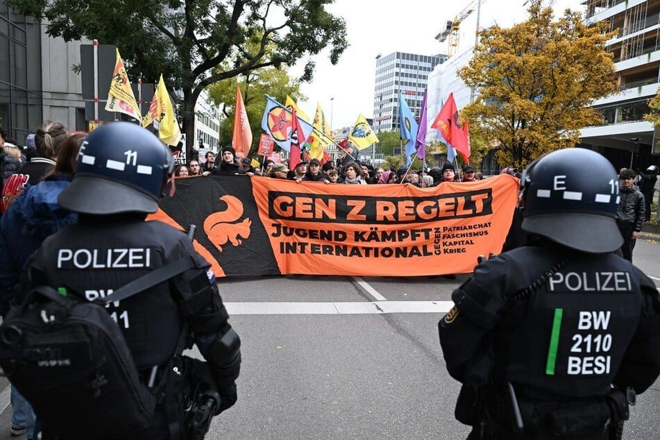 Die Polizei berichtet von teils größeren Störungen in Stuttgart.