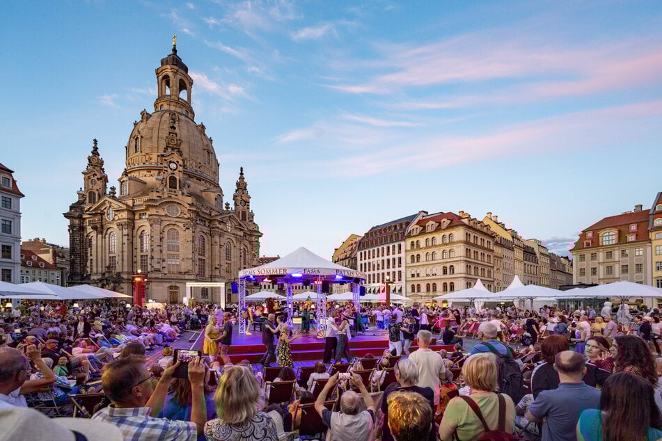 Noch bis 20. Juli lädt der "Palais Sommer" auf den Neumarkt ein, bis 24. August reichen die Yoga-Angebote im Alaunpark.
