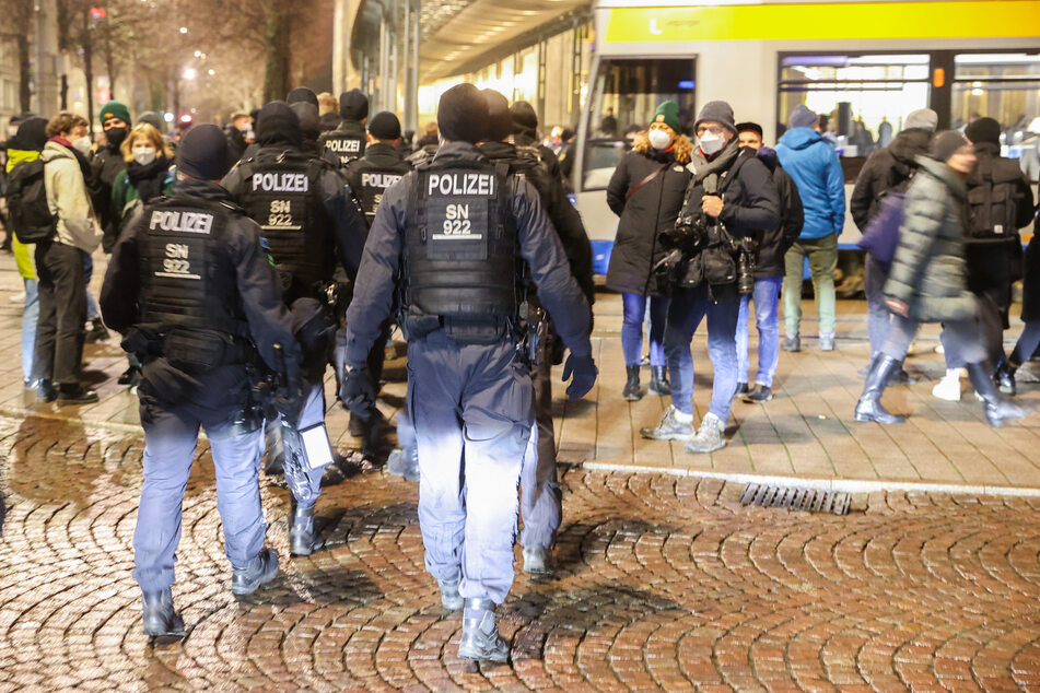 Numerous police forces gathered on Augustusplatz in Leipzig.