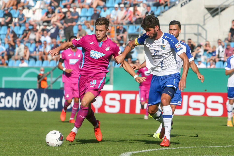 CFC-Kapitän Niklas Hoheneder (r.) versucht Hoffenheims Christoph Baumgartner zu stoppen.